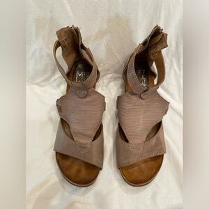Mix Mooz Taupe wedges, size 40
